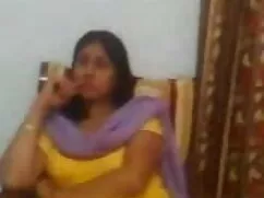 মহিলার দ্বারা ইংলিশ  ...